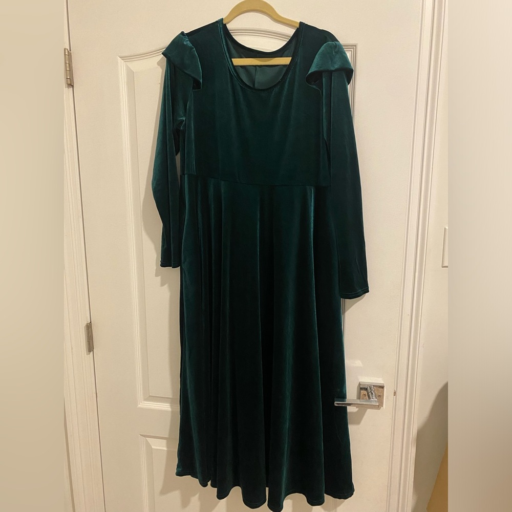 Emerald green long sleeve velvet dress